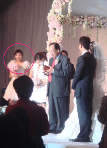 组图:邢傲伟婚礼单膝跪地求婚 何雯娜当伴娘_