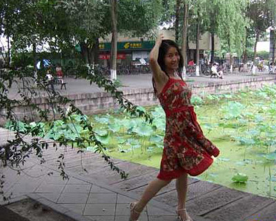 川大女博士参选华姐 自称有脑有胸有脸蛋-温