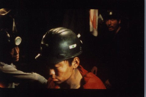 井下冒死拍电影导演:中国多数矿难可避免_井下