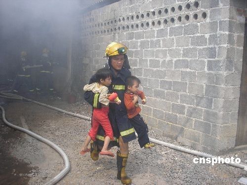 广西民房大火5人被困 消防员火海救孩童(图)_火