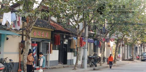 上海一马路乱<em>晾晒</em>现象严重 行人叫苦不迭(图)_