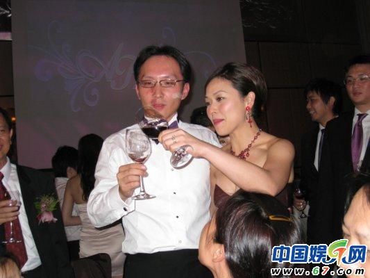 凤凰卫视美女主播谢亚芳结婚 新郎是银行职员__滚动新闻_温州网