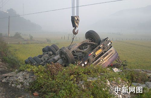 浙江绍兴诸暨今晨发生一起交通事故两人死亡图