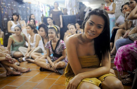 变性人在菲律宾首都展身姿(组图)_变性人 菲律宾