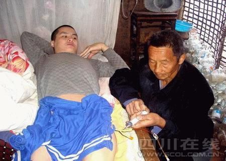 小伙因打工事故瘫痪 68岁老父乞讨筹医疗费(图