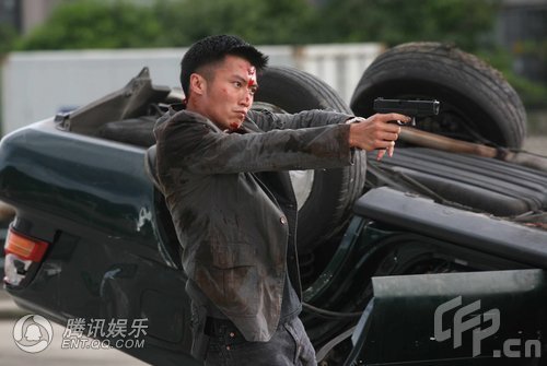 组图:购千万保险拍新片 谢霆锋被困人肉洗衣机