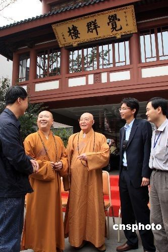 10月22日,高校佛学专家们与上海玉佛寺方丈觉醒法师(左二,真如寺妙灵