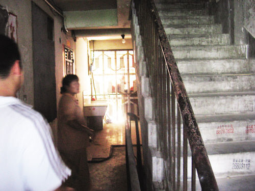 男子多次爬窗<em>偷看女人</em>洗澡 小区人心惶惶(图)_