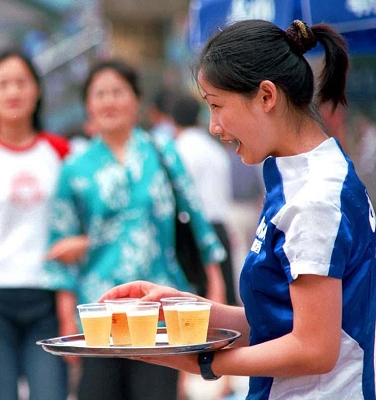 "酒水促销员不能陪客人一块喝酒,最多只能为客人开酒倒酒[房产]