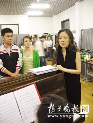 <em>余秋雨妻子马兰照片</em>_余秋雨妻子马兰近照_余