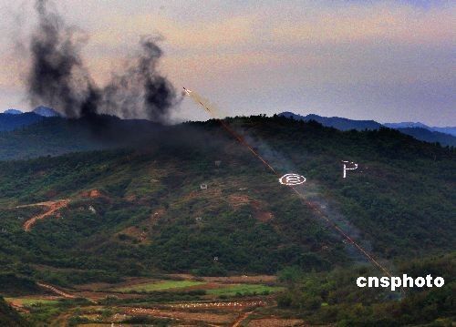 解放军诸军兵种进行实兵实弹训练组图
