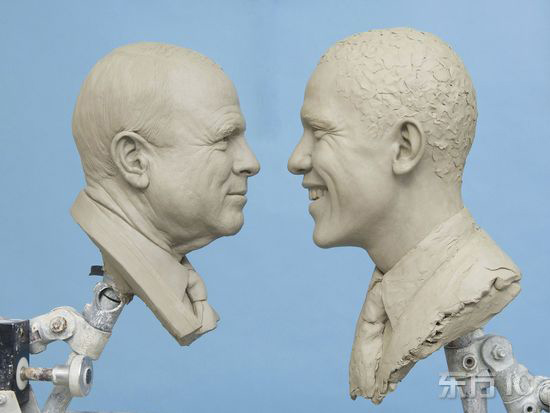 制作两位美国总统提名人蜡像的过程相当复杂,仅仅是制作头部粘土模具