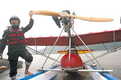 重庆小伙自制飞机飞上300多米天空(组图)