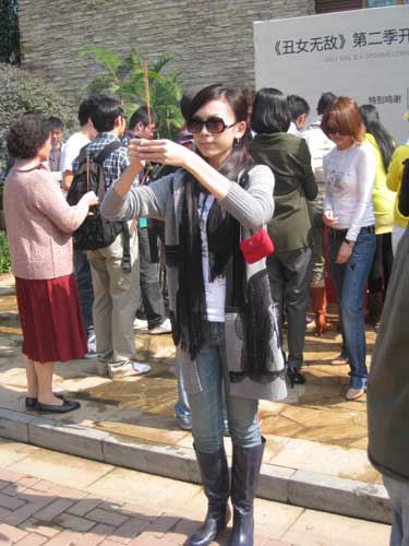 《<em>丑女无敌</em>》第二季开机 <em>张亚飞</em>烧香祈福(图)_
