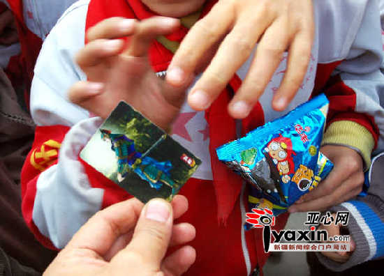 学生买方便面收集卡片 老师花2000元揭穿把戏