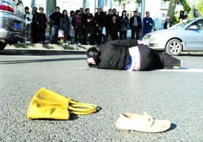被撞女子倒在路上.