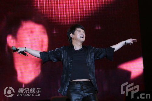 组图:周华健南京亮嗓 四小时演绎百首经典歌曲