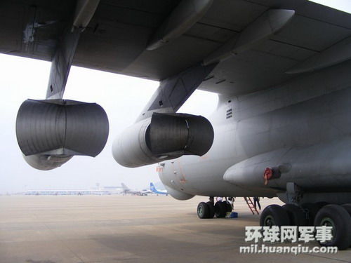 注意发动机的反推力装置已经打开