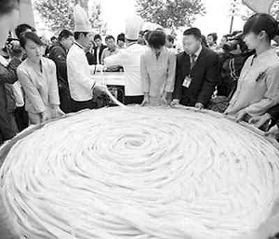 最长四川米线每根420.4米 原料耗费万余斤(图)