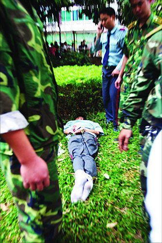 深圳醉酒<em>男子</em>被警方<em>捆绑</em>3小时(图)_醉酒_滚动