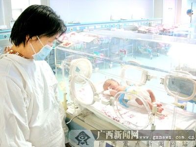 丈夫不离不弃悉心照顾 植物人妻子产下男婴(图)