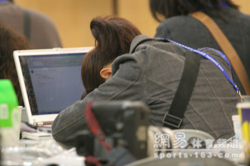 (图)日本美女主持晕倒新闻中心 中外记者齐救助