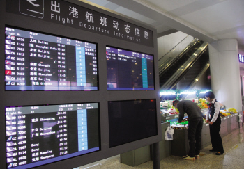 温州新闻 社会 正文   一楼候机室   二楼登机口廊桥,通过此桥可直达