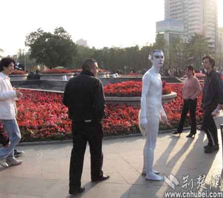 男子裸身参加菊花展 市民:菊花丛中展示不妥(图