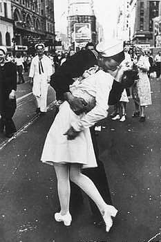 二战经典照片《胜利之吻》女主角现身纽约