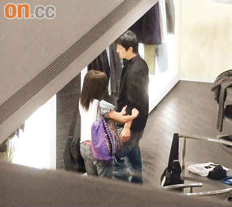 尹子维逛街如<em>皇帝</em>出巡 风流<em>天子</em>两女服侍(图)_