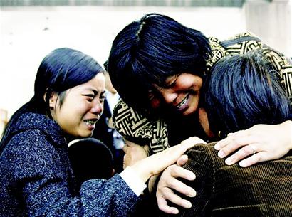 <em>四女生宿舍内被</em>大火逼到阳台 逃生坠亡(图)_四