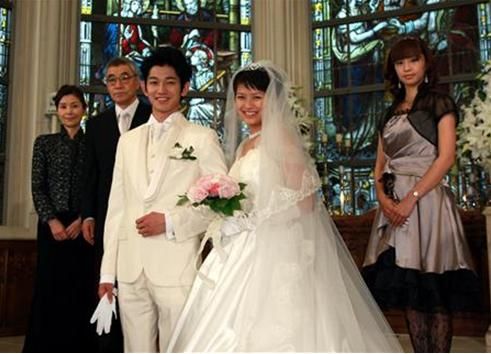 荣仓奈奈和瑛太身后左起依次为:手冢理美