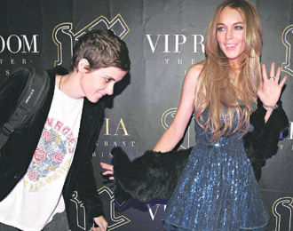 林赛·罗韩被泼面粉 <em>女友</em>替她出头<em>骂人</em>_林赛·