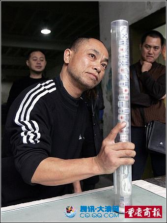 快讯:南坪高手摇骰子一柱擎天27粒叠一起(图