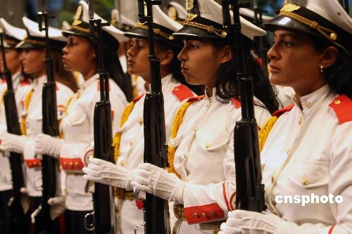 图文:威武的古巴仪仗队女士兵_图文:威武的古