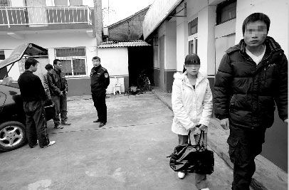 遭抢劫被捆后备厢 大学生抠破手指留线索(图)_