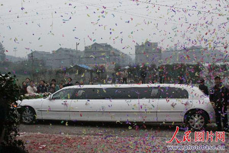上海加长林肯婚车迎接新娘 造成交通堵塞(图)_