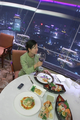 东方明珠旋转餐厅:坐落于上海东方明珠广播电视塔267米的球体,是亚洲