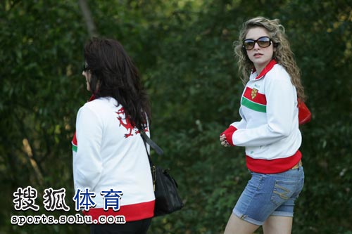 威尔士靓女迷你裤助阵 世界杯首日场外亮点多