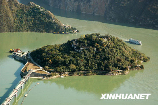 新华网11月28日报道三峡工程蓄水后,位于重庆奉节县长江之滨的白帝城