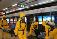 北京举行最大规模地铁反恐演习