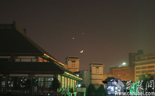 中国多地观赏到双星拱月 夜空现巨大笑脸(图)