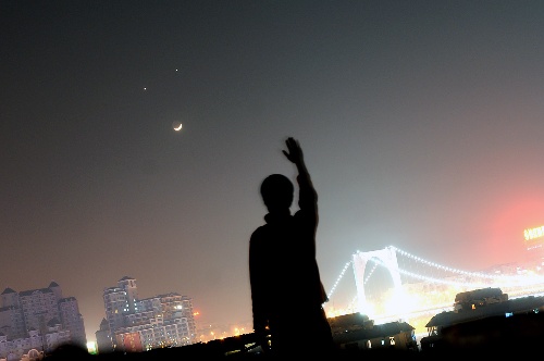 中国多地观赏到双星拱月 夜空现巨大笑脸(图)