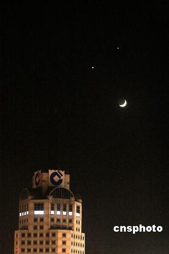 中国多地观赏到双星拱月 夜空出现巨大笑脸(图)