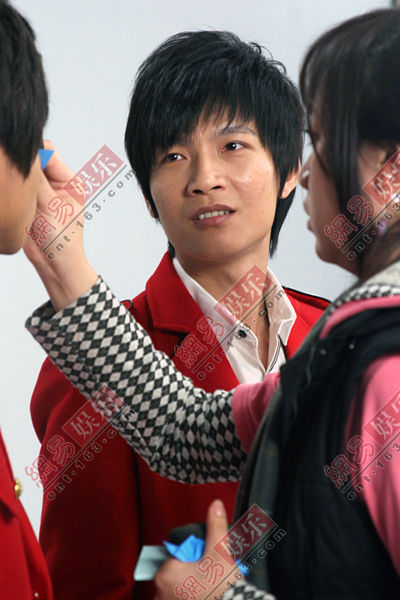 快男<em>超女</em> <em>合唱</em>贺岁歌 何洁活跃魏晨不合群_何