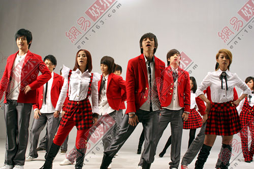 快男超女 合唱贺岁歌 何洁活跃魏晨不合群_何洁