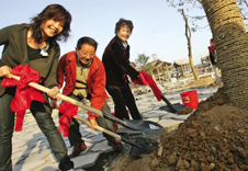 曹众与父母在温州生态园植树