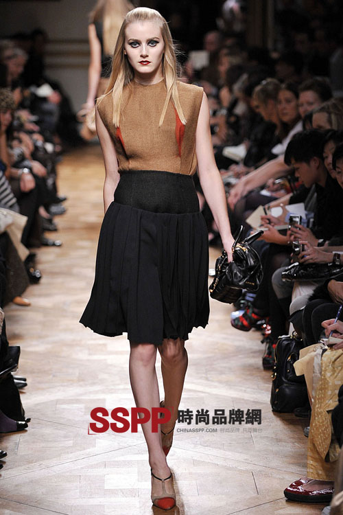 复古艺术同行 <em>Miu Miu女装</em>09春夏巴黎秀_面料