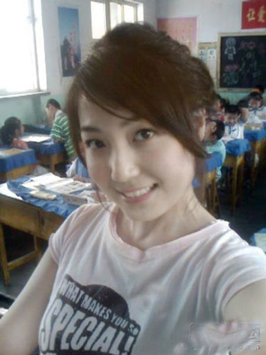 史上最自恋的<em>女老师</em>:上课时也不忘自拍(图)_史