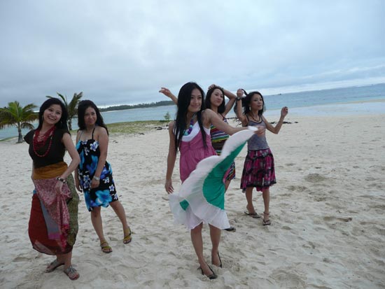 演员秦岚远赴毛里求斯 异国海滩激情热舞(图)_